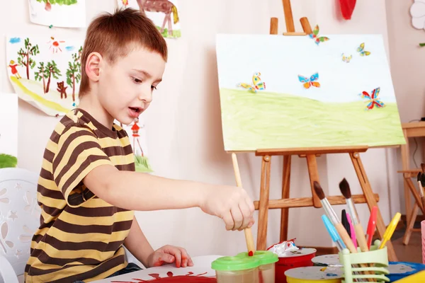 Kinder malen Bild in der Vorschule. — Stockfoto