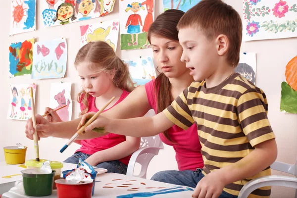 Children painting with teacher in art class. — Stock Photo, Image