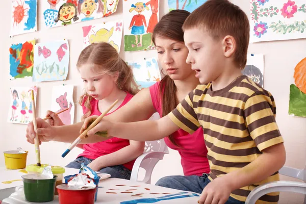 Crianças pintando com professor em aula de arte . — Fotografia de Stock