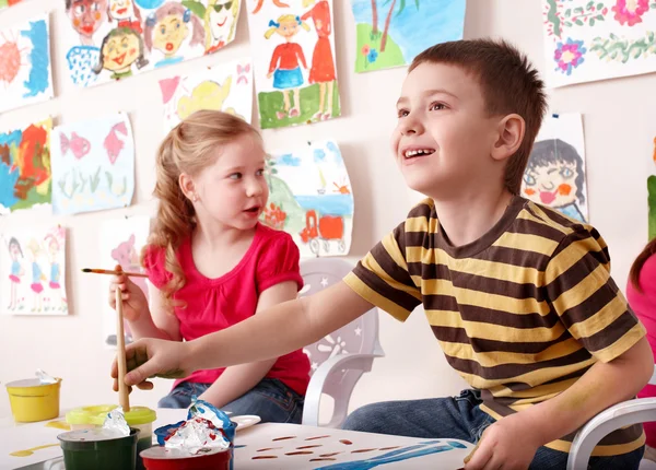 Niños pintando en clase de arte . — Foto de Stock