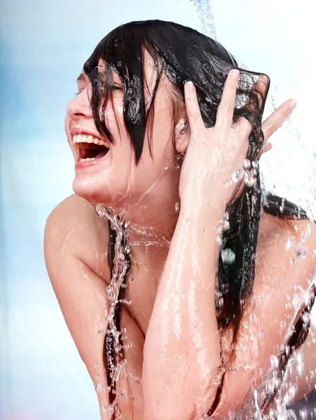 湿漉漉的头发的漂亮女孩. — 图库照片