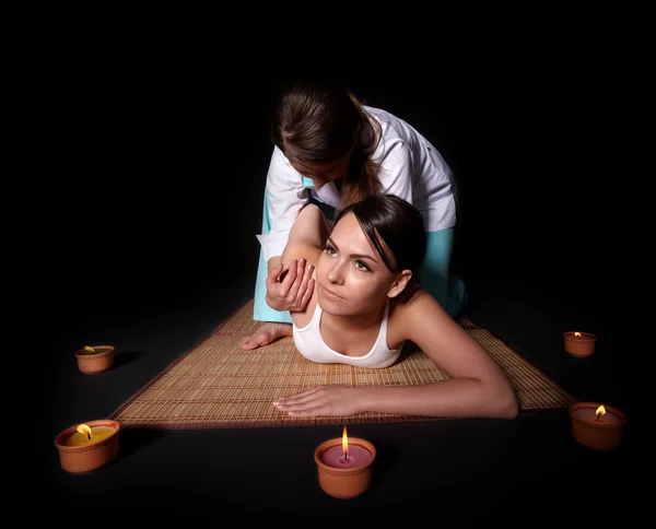 Menina bonita ter tailandês massagem . — Fotografia de Stock