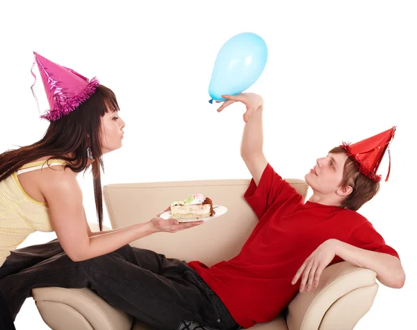 Άνθρωπος στο κόμμα καπέλο και το κορίτσι τρώει τούρτα. — Φωτογραφία Αρχείου