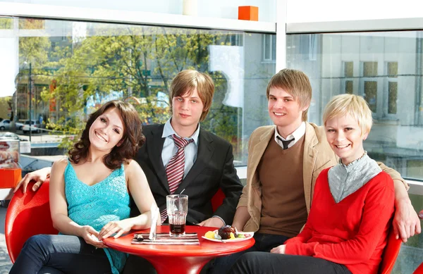 Grupp äta i restaurang. — Stockfoto