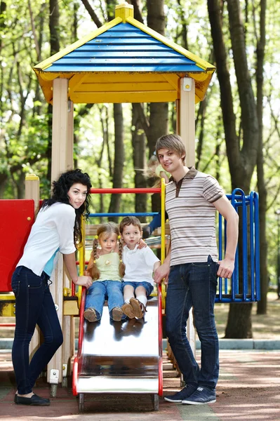 Rodziny z dziećmi na zewnątrz slajdu. — Zdjęcie stockowe