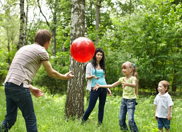 Buiten gelukkig familie plaing bal . — Stockfoto