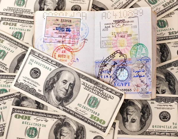 Pieniądze i paszport. — Zdjęcie stockowe