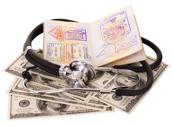 Bodegón médico con estetoscopio, dinero y pasaporte . — Foto de Stock