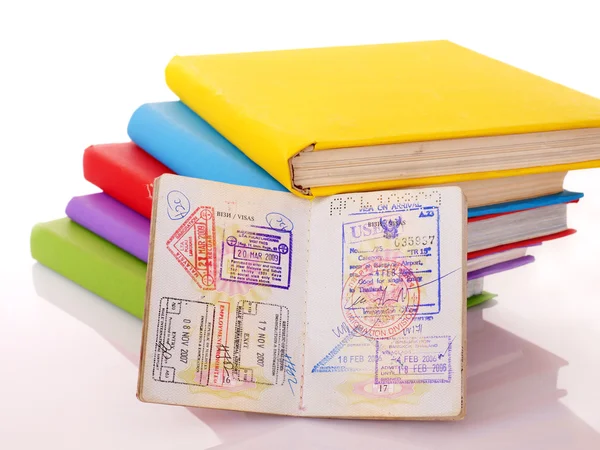 Bodegón con libros y pasaporte . — Foto de Stock