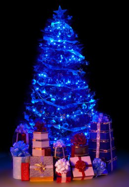 ışık ile Noel ağacı ve grup hediye kutusu.