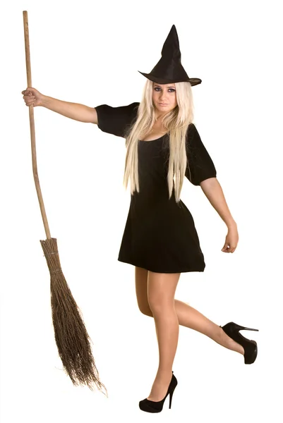 Strega di Halloween in abito nero e cappello con scopa . — Foto Stock