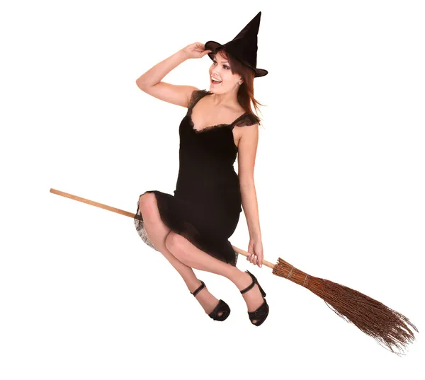 Giovane donna strega volare su scopa . — Foto Stock