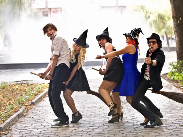 Grupp på kvasten och halloween häxa klädedräkt. — Stockfoto