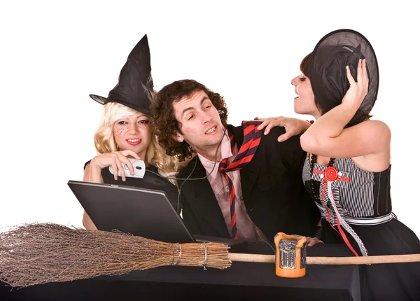 Obchodní muž, čarodějnice dívka s, laptop a koště v úřadu. — Stock fotografie