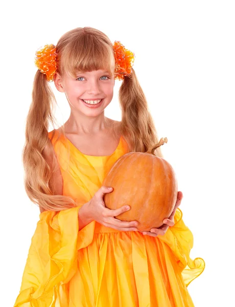 Menina em vestido longo laranja com abóbora no dia de ação de graças . — Fotografia de Stock
