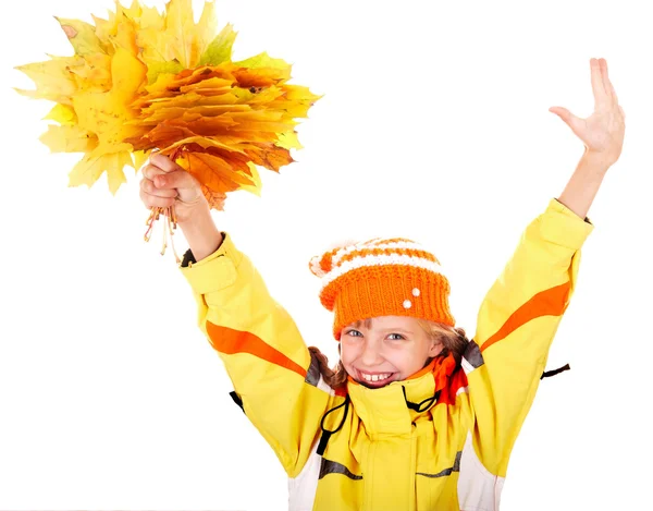 Dziewczyna w jesień kapelusz pomarańczowy z Grupa liść klonu. — Zdjęcie stockowe