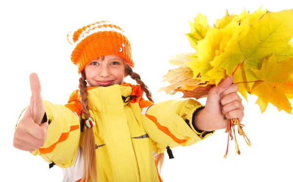 Lány az őszi narancssárga kalap a levél csoport hüvelykujjával felfelé. — Stock Fotó