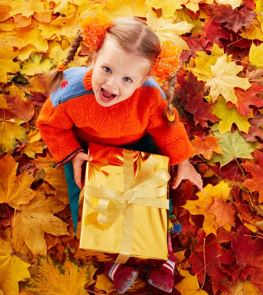 Dziecko w jesień liści pomarańczy i pudełko. — Zdjęcie stockowe