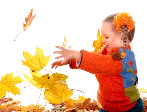 Kind in oranje Herfstbladeren. — Stockfoto