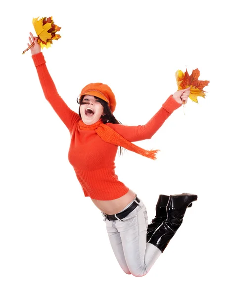 Chica en otoño suéter naranja con hojas saltando . — Foto de Stock