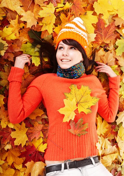 Giovane donna in autunno foglie d'arancio . — Foto Stock