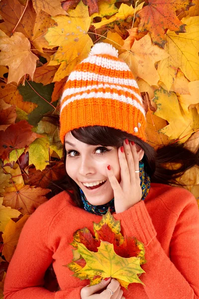 Mädchen im Herbst orange Hut auf Blättern. — Stockfoto