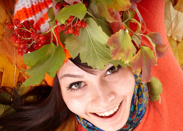 Yaprak grubunda sonbahar turuncu şapkalı kız. — Stok fotoğraf
