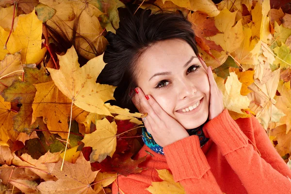 Menina no outono chapéu laranja no grupo de folhas . — Fotografia de Stock