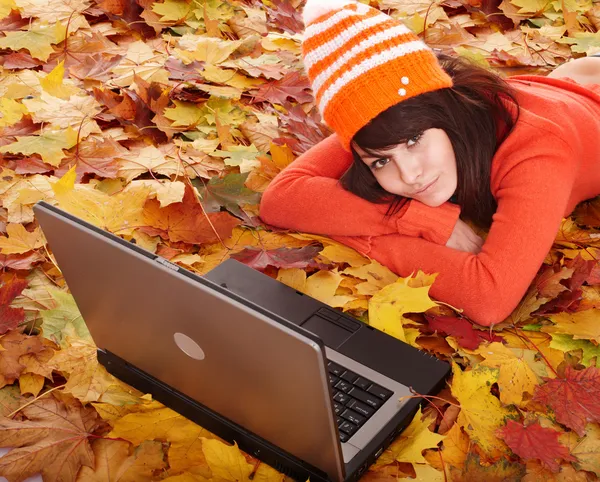 Flicka i höst orange blad med laptop.fall försäljning. — Stockfoto