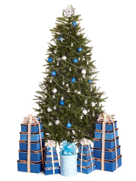 圣诞树银色，蓝色的球，礼品框组. — 图库照片