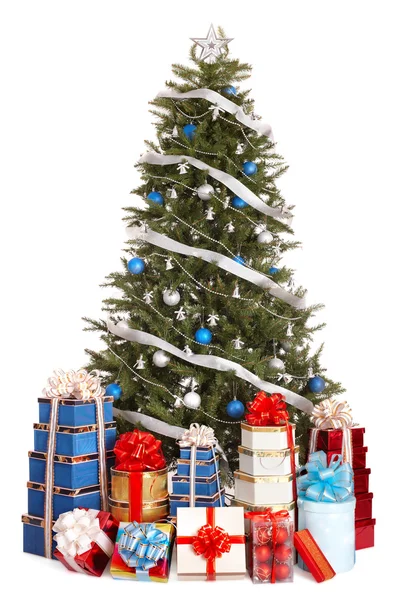 Χριστουγεννιάτικο δέντρο με τις ασημί, μπλε μπάλα, ομάδα δώρου. — Φωτογραφία Αρχείου