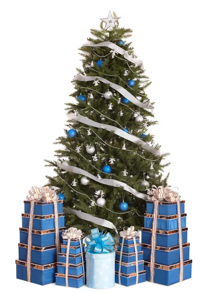 Árvore de Natal com prata, bola azul, grupo caixa de presente . — Fotografia de Stock
