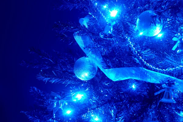 Sfondo blu con albero di Natale, palla, luce . — Foto Stock