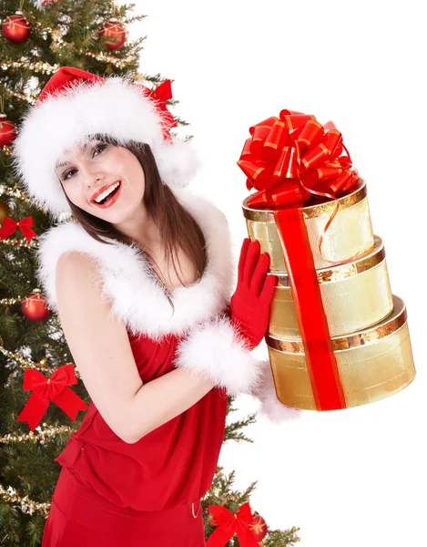 Рождественская девушка в шапке Санты и елке со стопкой подарочной коробки . — стоковое фото