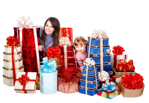 Famiglia felice con bambino e scatola regalo di gruppo . — Foto Stock