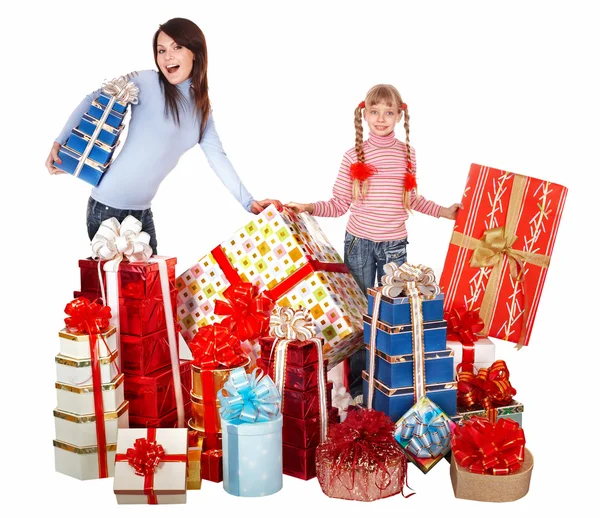 Glückliche Familie mit Kind und Gruppe Geschenk-Box. — Stockfoto