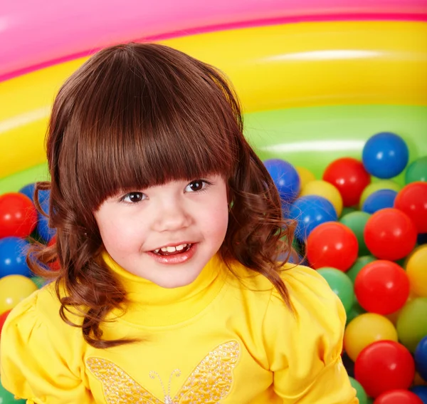Petite fille avec boule de couleur de groupe . — Photo