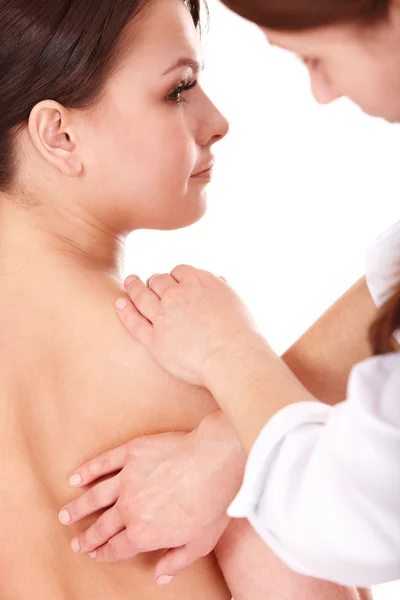 Tratamento de dor nas costas de mulher jovem . — Fotografia de Stock