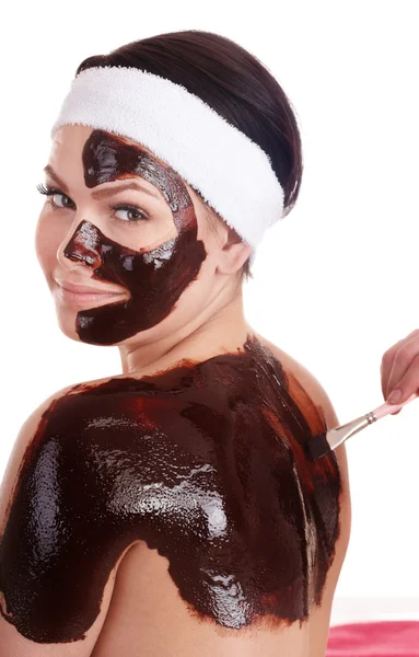 Jovem mulher com máscara facial de chocolate . — Fotografia de Stock