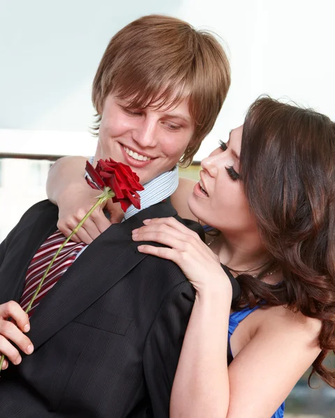 Couple avec fleur embrassant . — Photo