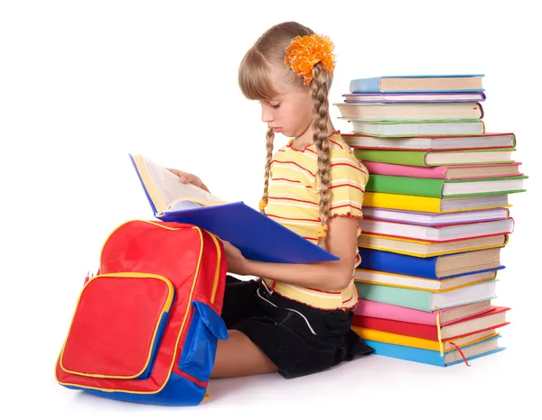 Школьница с рюкзаком читает кучу книг . — стоковое фото