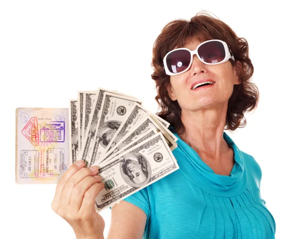 Starszy kobieta posiadający paszport i pieniądze. — Zdjęcie stockowe