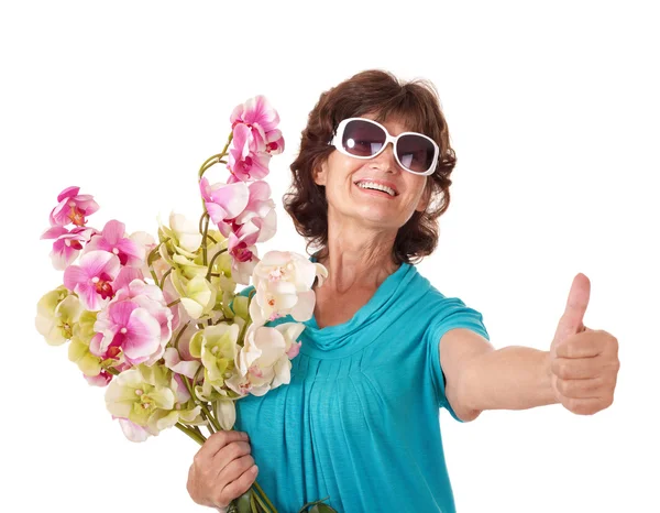 Mujer mayor sosteniendo ramo de flores . —  Fotos de Stock