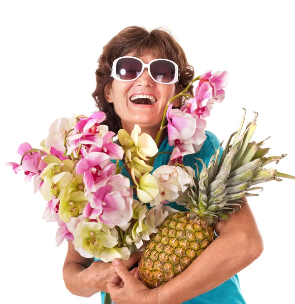 Starszy kobieta trzyma bukiet kwiatów. — Zdjęcie stockowe