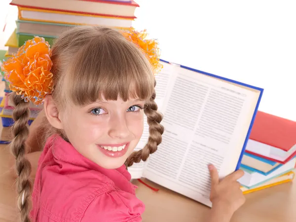 Kind lezing open boek op tafel. — Stockfoto