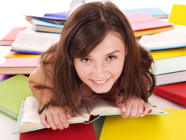 Flickan läsa högen färgade bok. — Stockfoto