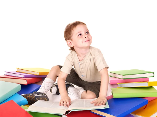 Kind liest Stapel von Büchern. — Stockfoto