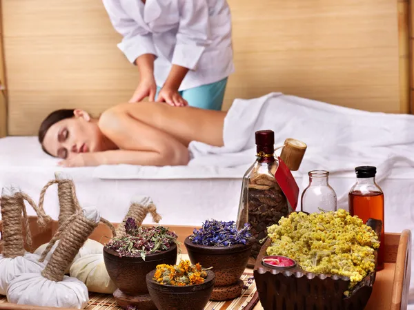 Jovem mulher na mesa de massagem no spa de beleza. Série . — Fotografia de Stock
