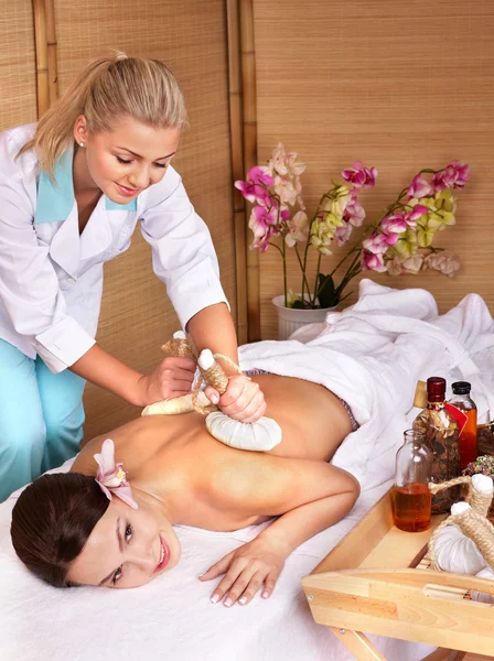 Junge Frau auf Massagetisch im Beauty-Spa. — Stockfoto