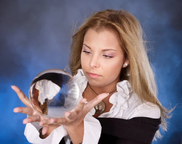 Mujer joven con bola de cristal . — Foto de Stock